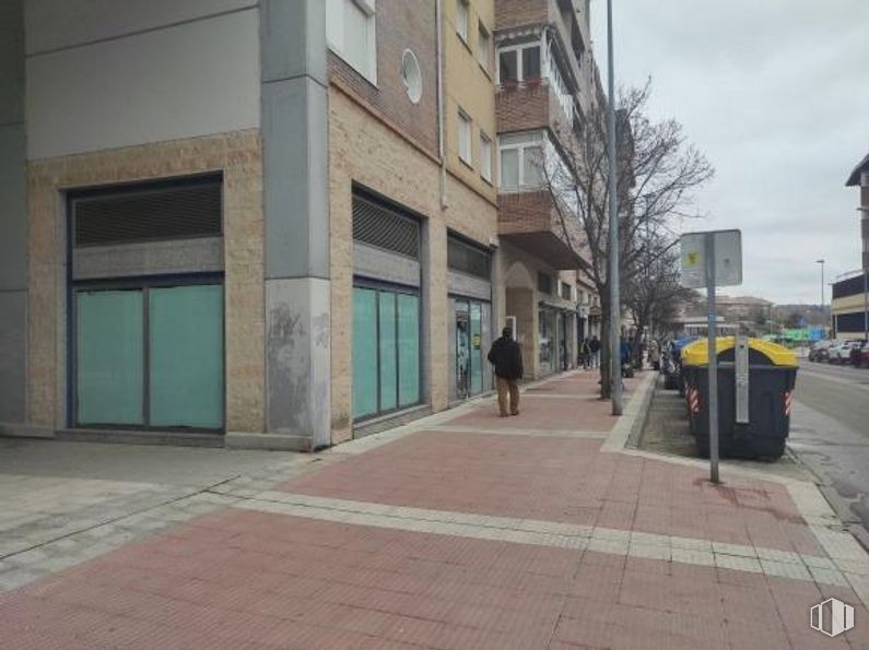 Retail for sale at Calle Rafael Alberti, 11, Collado Villalba, Madrid, 28400 with waste container, building, daytime, window, sky, plant, road surface, urban design, neighbourhood and asphalt around