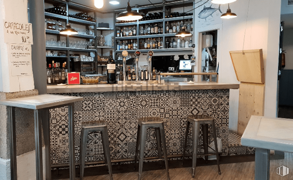 Retail for rent at Calle del Marqués de Cubas, 16, , Centro, Madrid, 28014 with stool, table, lighting, cabinetry, furniture, shelf, countertop, wood, barware and shelving around