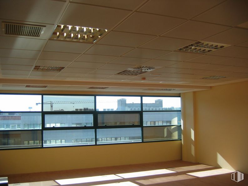 Oficina en alquiler y venta en Edificio Las Américas III, Calle Adolfo Pérez Esquivel, 3, Las Rozas de Madrid, Madrid, 28230 con ventana, ventilador de techo, luz, encendiendo, sombra, diseño de interiores, edificio, ventilador mecánico, techo y tintes y matices alrededor