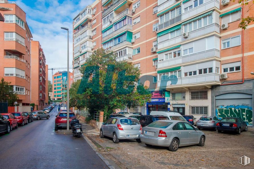 Local en venta en Calle de Alejandro Rodríguez, Tetuán, Madrid, 28039 con coche, edificio, modo de transporte, ventana, vehículo de motor, ciudad, zona urbana, exterior del automóvil, barrio y luz de estacionamiento alrededor