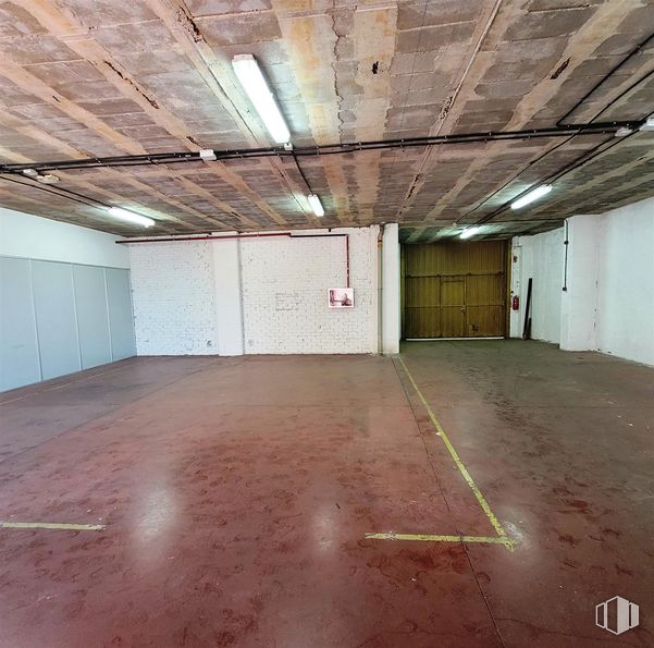 Nave en alquiler en Calle María Tubau, Fuencarral - El Pardo, Madrid, 28050 con lámpara, alumbrado, puerta, edificio, madera, hall, casa, suelos, suelo y madera dura alrededor