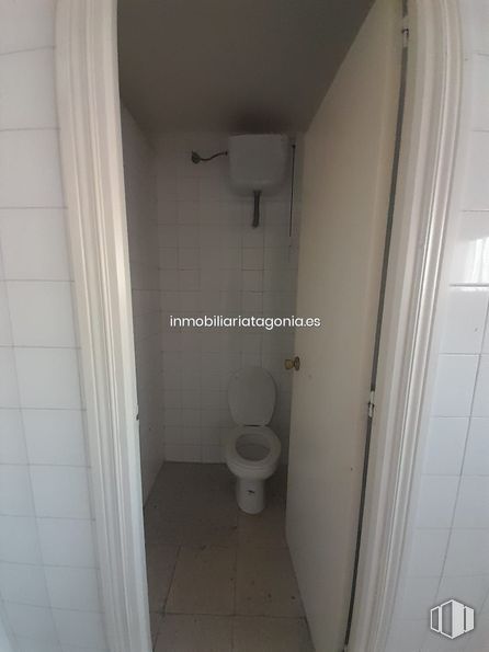 Industrial for rent at Zona Polígono Industrial, Arganda del Rey, Madrid, 28500 with toilet, property, bathroom, fixture, floor, plumbing fixture, household supply, composite material, plumbing and toilet seat around