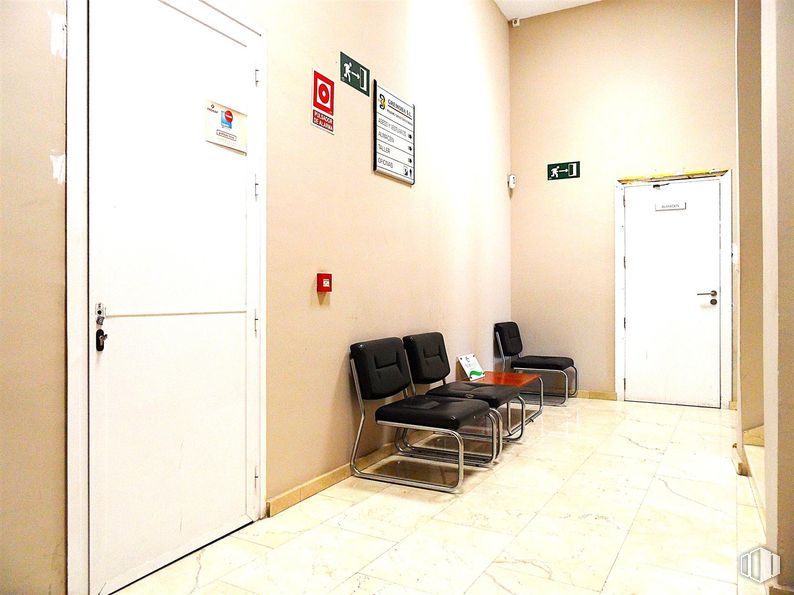 Industrial for sale at Polígono Los Olivos, Getafe, Madrid, 28906 with door, chair, wall, flooring, floor, interior design, room, waiting room and cleanliness around