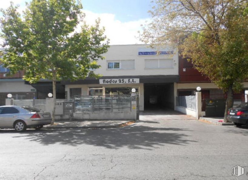 Industrial for sale at Calle Sierra Guadarrama, 16, San Fernando de Henares, Madrid, 28830 with car, building, automotive parking light, land vehicle, tire, wheel, property, vehicle, sky and cloud around