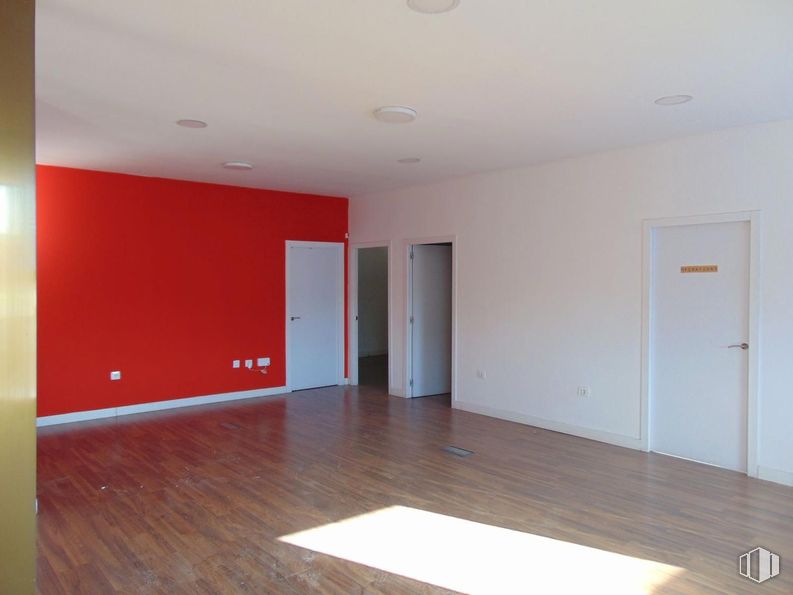 Industrial for rent at Polígono Industrial Las Mezquitas, Getafe, Madrid, 28906 with door, flooring, floor, wall, red, wood, ceiling, interior design, wood flooring and room around