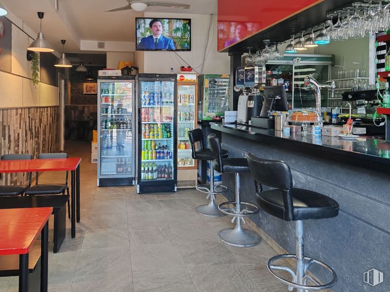 Local en alquiler en Avenida Ferrocarril, Arganda del Rey, Madrid, 28500 con silla, persona, ropa, alumbrado, televisión, lámpara, mueble, mesa, interiorismo y suelos alrededor