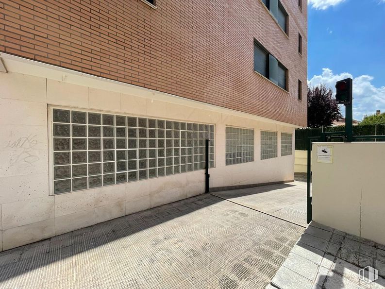 Local en alquiler en Zona Los Valles - Sanz Vázquez, Guadalajara, 19005 con ventana, edificio, superficie de la carretera, accesorio, cielo, rectángulo, ladrillo, nube, asfalto y material compuesto alrededor