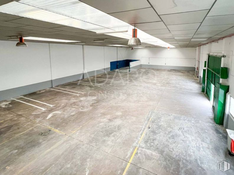 Industrial for rent at Calle San Dalmacio, Villaverde, Madrid, 28021 with flooring, floor, ceiling, composite material, hall, fluorescent lamp, concrete, parking lot, design and basement around