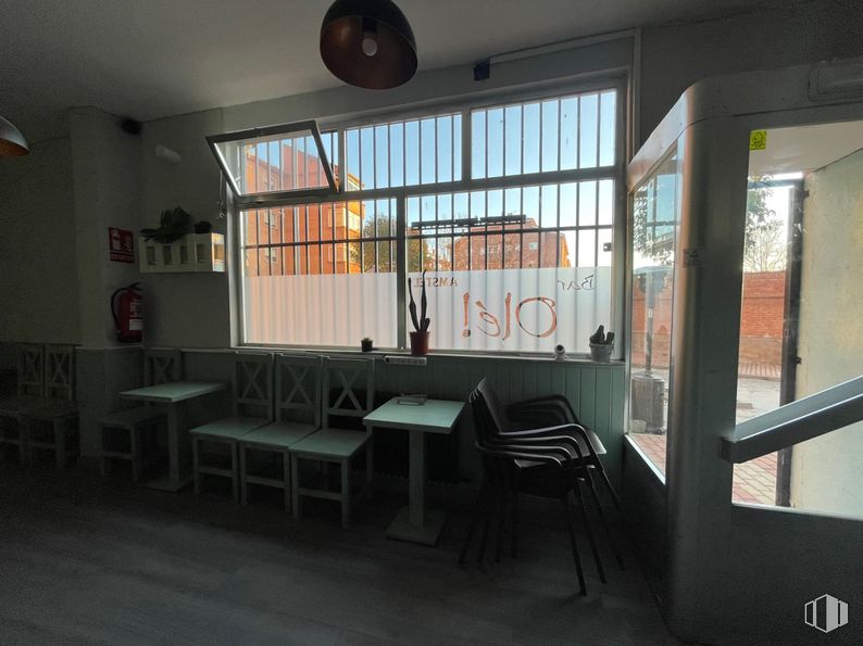 Retail for sale & for rent at Universidad, Ávila, 05003 with chair, light fixture, table, lighting, window, interior design, flooring, floor, restaurant and wood stain around