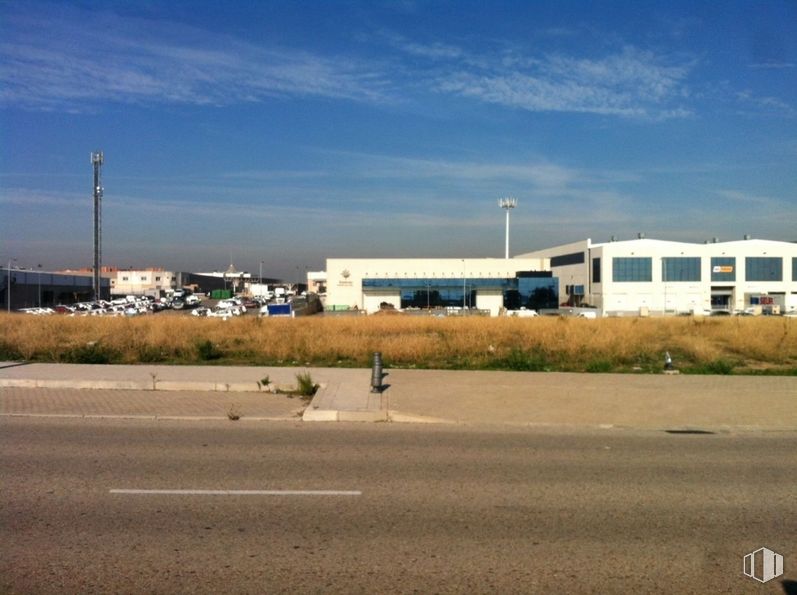 Land for sale at Calle Jordi Tarrés, 10, Leganés, Madrid, 28914 with building, cloud, sky, bird, plant, asphalt, land lot, road surface, street light and road around