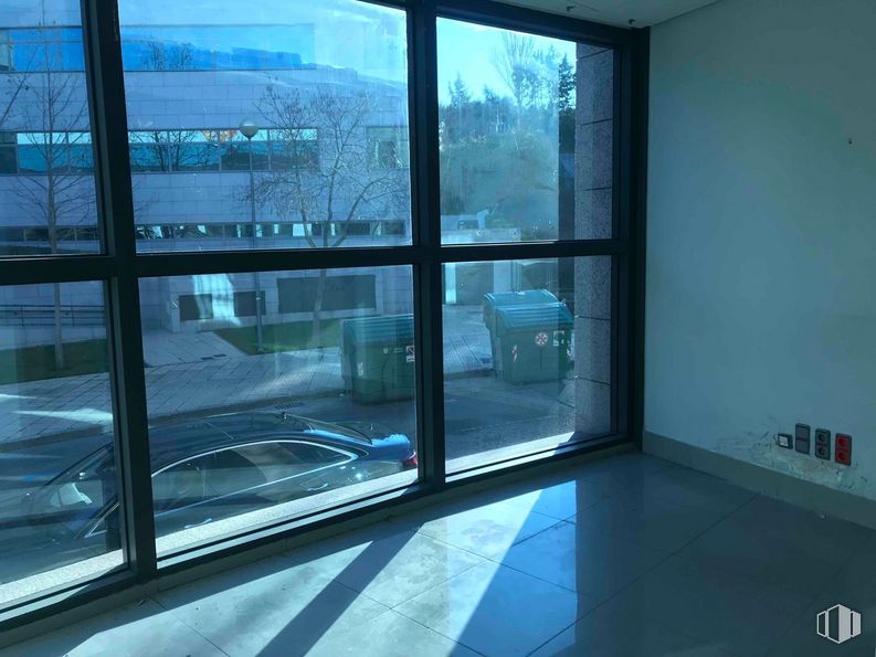 Oficina en alquiler en Zona Diversia, Alcobendas, Madrid, 28108 con ventana, edificio, propiedad, azur, sombra, diseño de interiores, arquitectura, puerta, puerta de vehículo y exterior automotriz alrededor