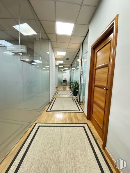 Oficina en alquiler en Calle Cádiz, 28, Pinto, Madrid, 28320 con puerta, alumbrado, edificio, suelo, planta, accesorio, piso, diseño de interiores, madera y pasillo alrededor