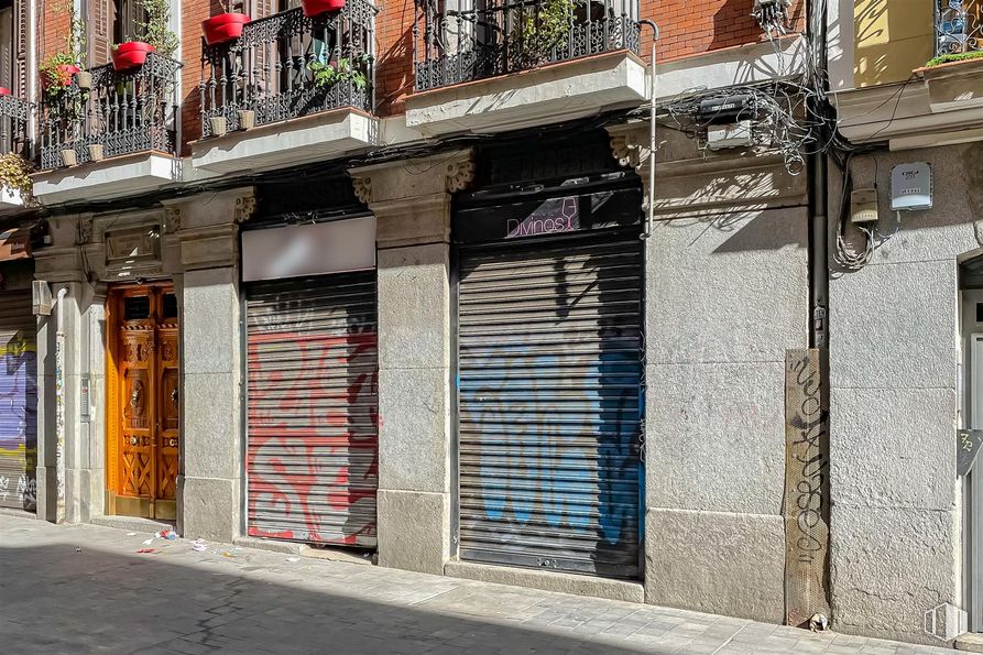 Retail for rent at Calle Pérez Galdós, Centro, Madrid, 28004 with door, wall, facade, neighbourhood, town, street, composite material, concrete, iron and sidewalk around