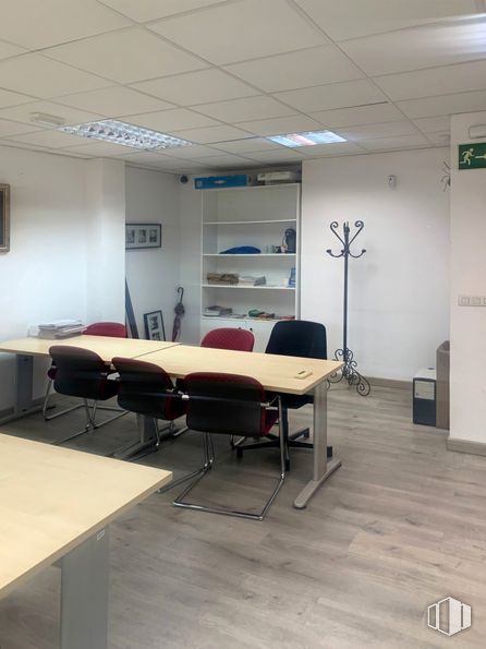 Oficina en alquiler en Calle Mayor, 50, Alcorcón, Madrid, 28921 con silla, mesa, alumbrado, mueble, silla de oficina, interiorismo, suelos, suelo, pared y techo alrededor