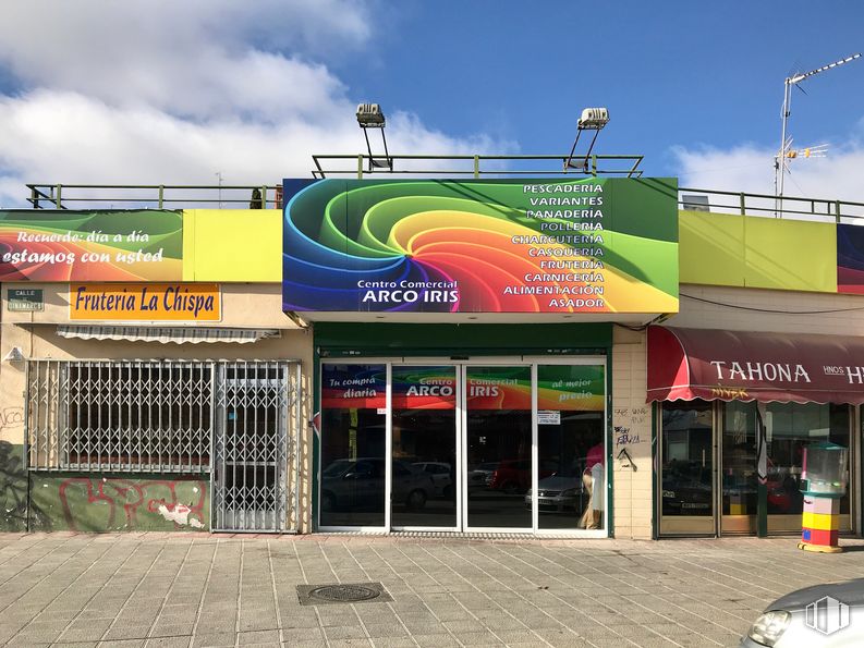 Local en alquiler y venta en Calle Dinamarca, Fuenlabrada, Madrid, 28942 con edificio, nube, cielo, luz de estacionamiento automotriz, vehículo, fachada, sombra, coche, sistema de ruedas automotrices y señalización alrededor