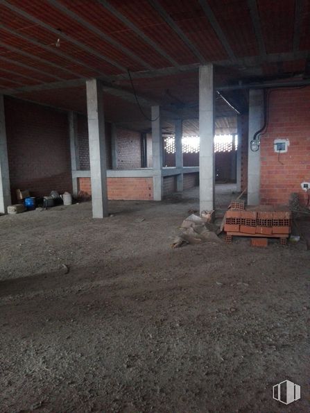 Retail for sale at Calle Maestro Guerrero, Fuensalida, Toledo, 45510 with animal, wood, building, house, floor, flooring, asphalt, gas, beam and concrete around