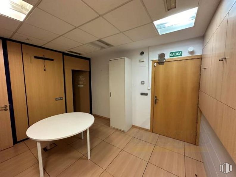 Oficina en alquiler en Calle Perú, Las Rozas de Madrid, Madrid, 28290 con mesa de centro, puerta, ventana, accesorio, suelos, madera, interiorismo, suelo, inmobiliario y techo alrededor