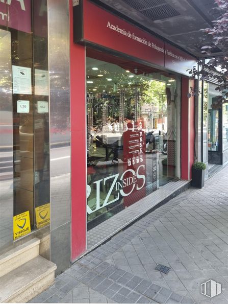 Local en alquiler y venta en Calle López de Hoyos, 78, Chamartín, Madrid, 28002 con edificio, puerta, fachada, ciudad, planta, acera, asentamiento humano, accesorio, rueda y árbol alrededor