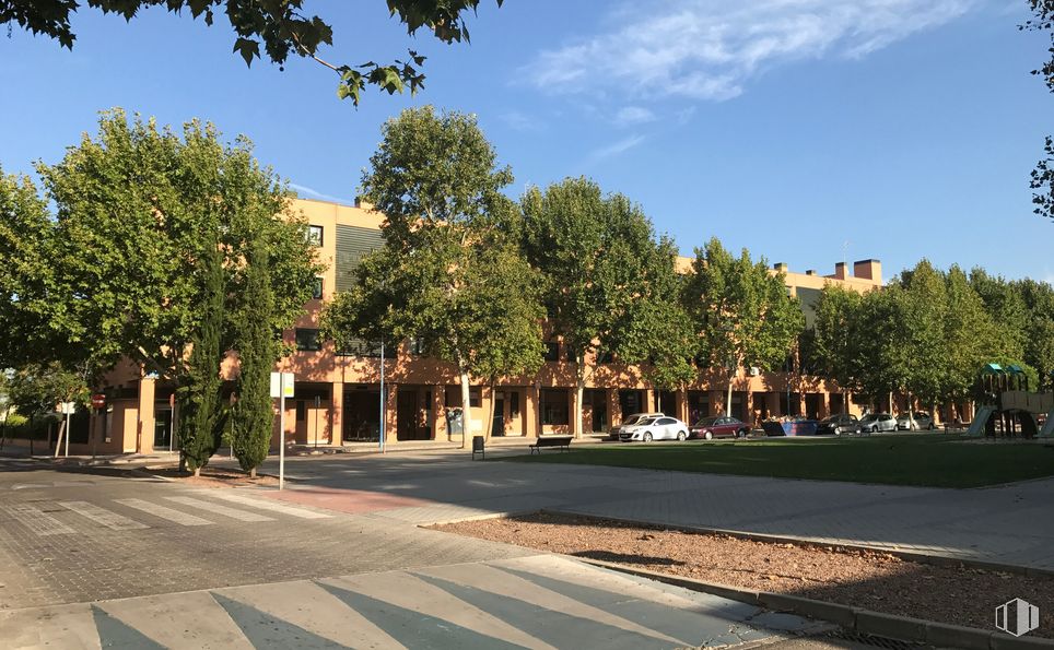 Retail for sale & for rent at Calle Alcalde Pedro González González, 10, Leganés, Madrid, 28914 with building, sky, cloud, plant, road surface, shade, urban design, tree, asphalt and thoroughfare around