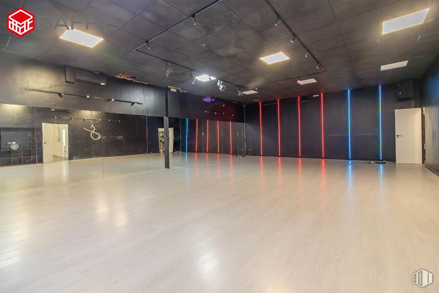 Retail for sale at Calle Isidra Jiménez, Usera, Madrid, 28026 with lighting, flooring, floor, ceiling, interior design, hall, wood flooring, light fixture, laminate flooring and hardwood around