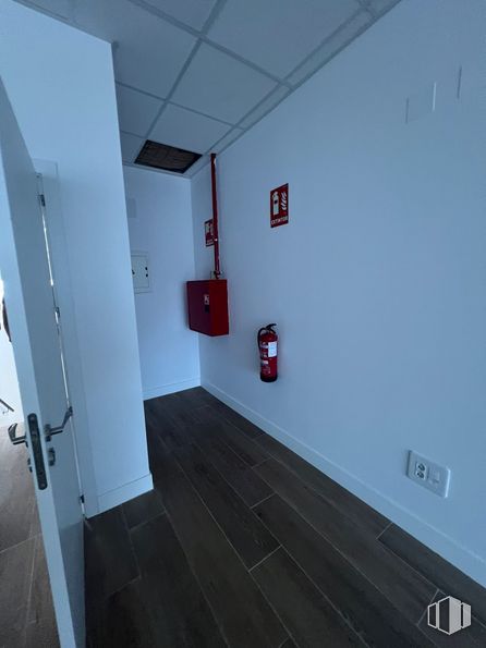 Nave en alquiler y venta en Calle Loeches, Alcorcón, Madrid, 28925 con puerta, accesorio, suelo, suelos, madera, gas, techo, material compuesto, escaleras y madera dura alrededor