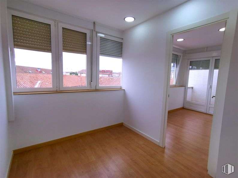 Office for rent at Calle Gran Vía, 28, Majadahonda, Madrid, 28220 with window, window blind, door, flooring, floor, wood, interior design, wood flooring, ceiling and apartment around