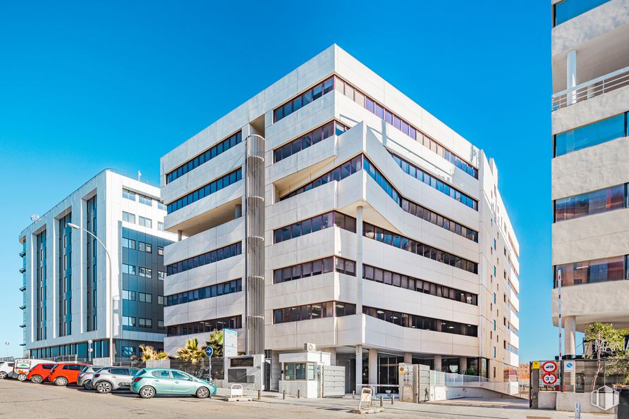 Oficina en alquiler en María Tubau, Calle María Tubau, 3, Fuencarral - El Pardo, Madrid, 28050 con edificio, coche, cielo, día, propiedad, ventana, diseño urbano, barrio, neumático y bloque de torre alrededor