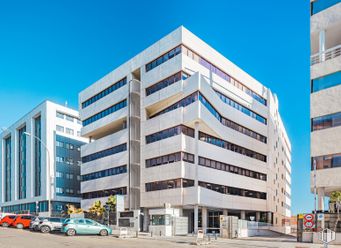 Oficina en alquiler en María Tubau, Calle María Tubau, 3, Fuencarral - El Pardo, Madrid, 28050 con edificio, coche, cielo, día, propiedad, ventana, diseño urbano, barrio, neumático y bloque de torre alrededor