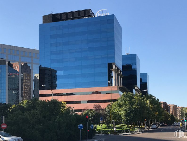 Local en alquiler en Avda. Burgos, 21 - Complejo Triada - Torre C, Chamartín, Madrid, 28036 con edificio, cielo, tiempo de día, rascacielos, árbol, bloque de pisos, diseño urbano, edificio comercial, vecindario y condominio alrededor