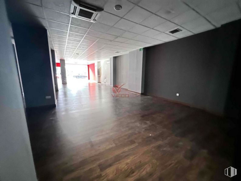 Retail for sale at Centro, Cuenca, 16004 with window, fixture, hall, flooring, wood, floor, tints and shades, space, concrete and ceiling around