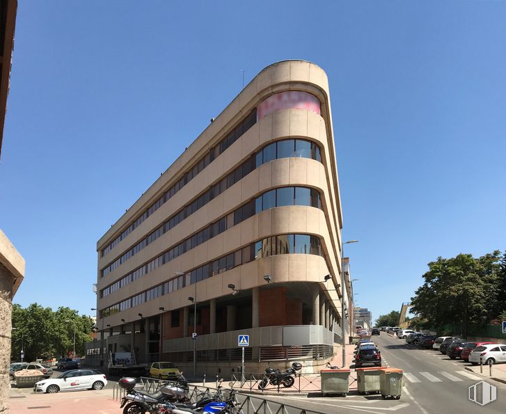 Oficina en alquiler en Calle Labastida, 2, Fuencarral - El Pardo, Madrid, 28034 con edificio, cielo, bloque de pisos, árbol, accesorio, ventana, casa, edificio comercial, bienes raíces y diseño urbano alrededor