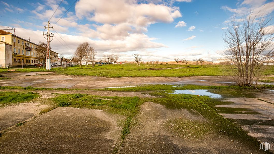 Land for sale at Avenida Aragón - Parcela T.3.5.402, 14, San Blas - Canillejas, Madrid, 28022 with house, cloud, sky, plant, daytime, ecoregion, nature, natural landscape, land lot and sunlight around