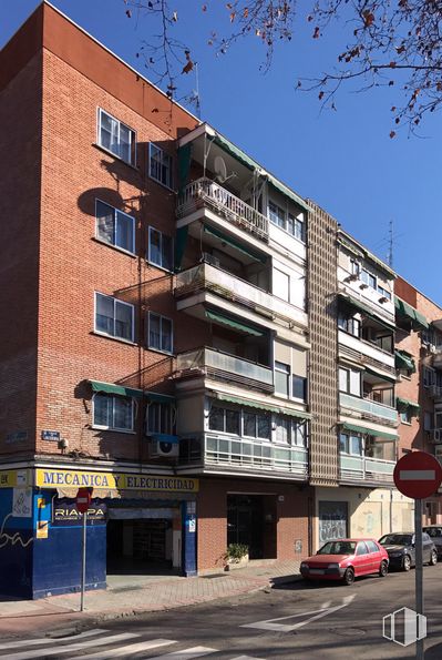 Retail for rent at Calle Jacobinia, 90, Carabanchel, Madrid, 28047 with car, window, building, sky, daytime, property, urban design, architecture, tower block and tree around