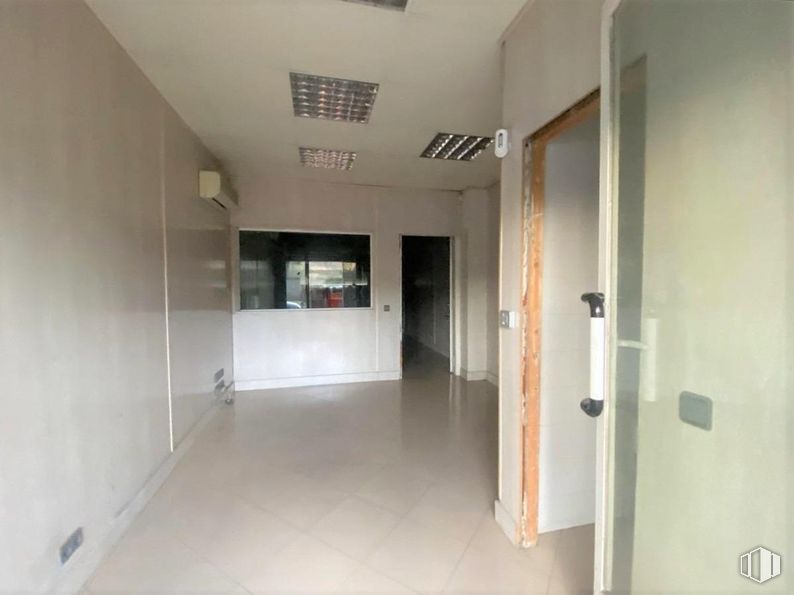 Local en venta en Calle Estroncio, Villaverde, Madrid, 28021 con accesorio, edificio, interiorismo, suelos, suelo, hall, techo, material compuesto, vidrio y puerta alrededor