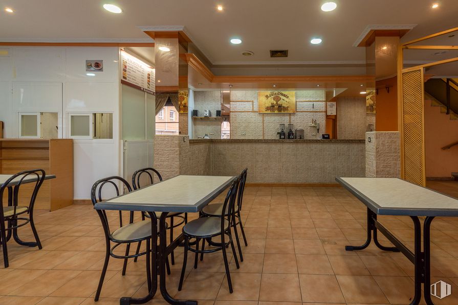 Local en venta en Calle Calvario, 6, Azuqueca de Henares, Guadalajara, 19200 con silla, mesa, mueble, propiedad, alumbrado, interiorismo, piso, pared, bienes raíces y suelo alrededor