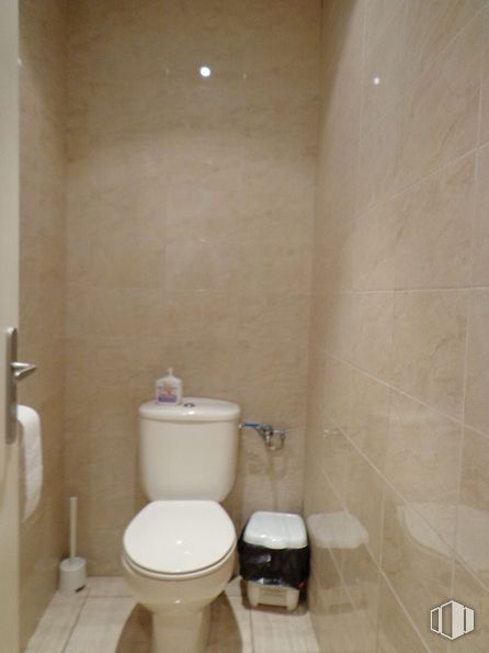 Local en alquiler en Calle Campo, 37, Villaviciosa de Odón, Madrid, 28670 con inodoro, edificio, cuarto de baño, asiento del inodoro, morado, interiorismo, suelo, pared, fontanería y suelos alrededor