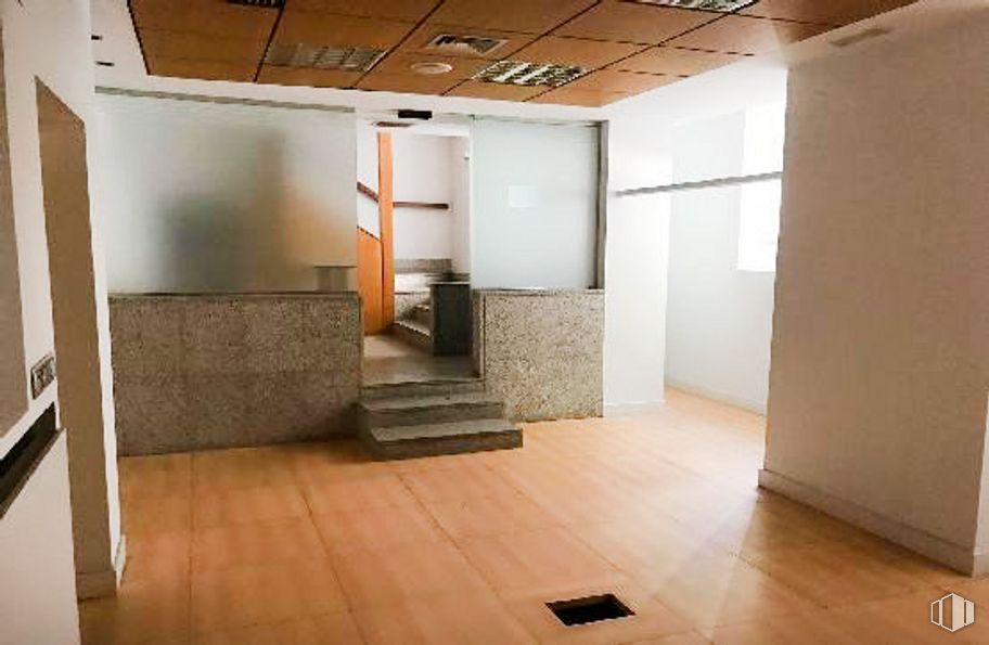 Retail for sale at Calle Alcalá Galiano, 3, Chamberí, Madrid, 28010 with wood, hall, interior design, flooring, floor, hardwood, ceiling, laminate flooring, fixture and event around