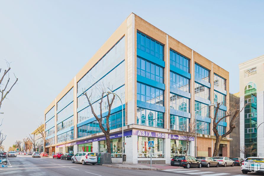 Oficina en alquiler en Calle Julián Camarillo, 7, San Blas - Canillejas, Madrid, 28037 con edificio, coche, cielo, día, rueda, arquitectura, diseño urbano, condominio, vehículo y luz de la calle alrededor