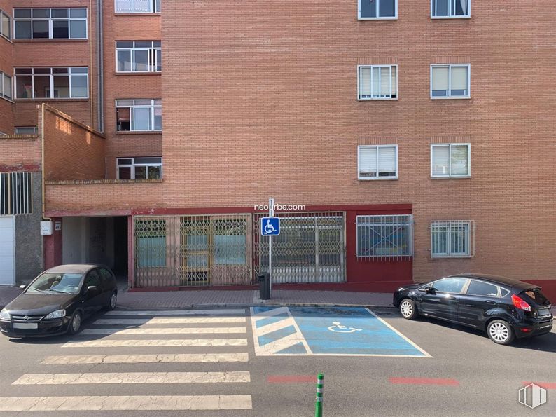 Retail for sale at Calle Agustín Rodríguez Sahagun, Ávila, 05003 with car, window, building, automotive parking light, land vehicle, wheel, vehicle, tire, infrastructure and motor vehicle around