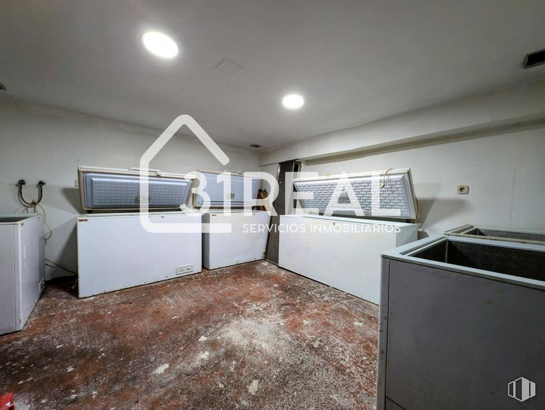 Local en venta en Zona Peñagrande, Fuencarral - El Pardo, Madrid, 28035 con ebanistería, edificio, madera, cocina, suelos, electrodoméstico, suelo, casa, cocina y encimera alrededor