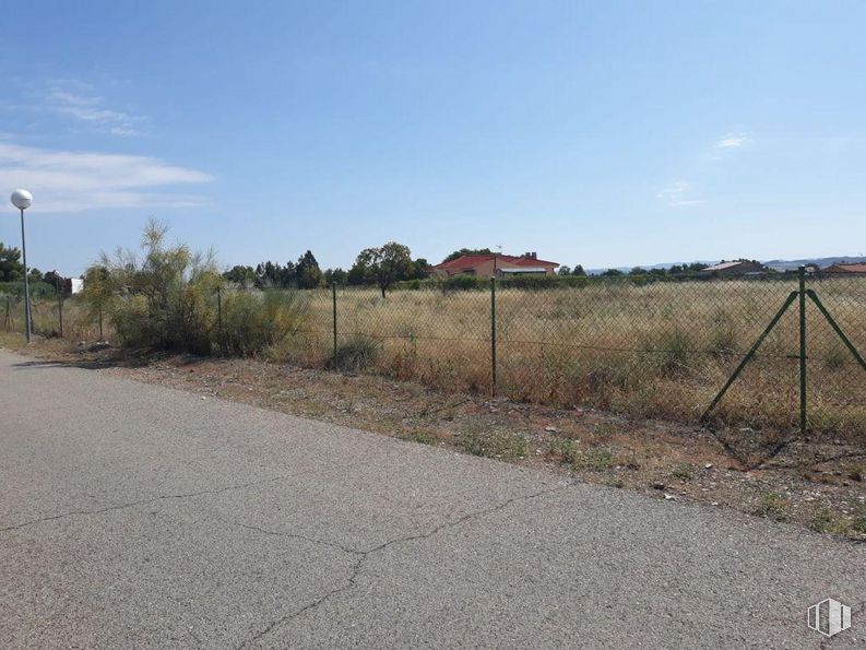 Land for sale at Urbanización El Cuartillejo, Illana, Guadalajara, 19119 with sky, cloud, plant, plant community, road surface, land lot, natural landscape, asphalt, fence and grass around