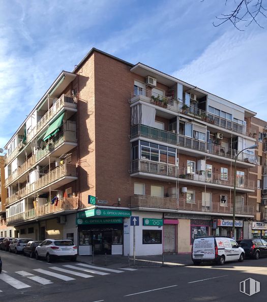 Retail for sale at Calle Parvillas Altas, 23, Villaverde, Madrid, 28021 with building, car, van, window, cloud, land vehicle, sky, wheel, vehicle and infrastructure around