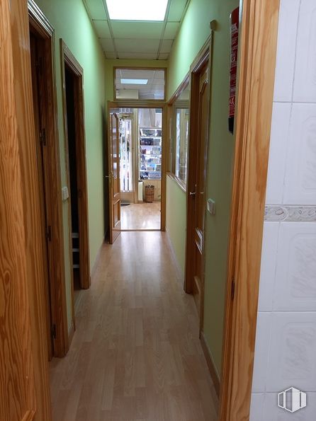 Local en alquiler y venta en Calle Vitoria, 6, Fuenlabrada, Madrid, 28941 con lámpara, alumbrado, edificio, accesorio, madera, puerta, suelo, suelos, casa y madera dura alrededor