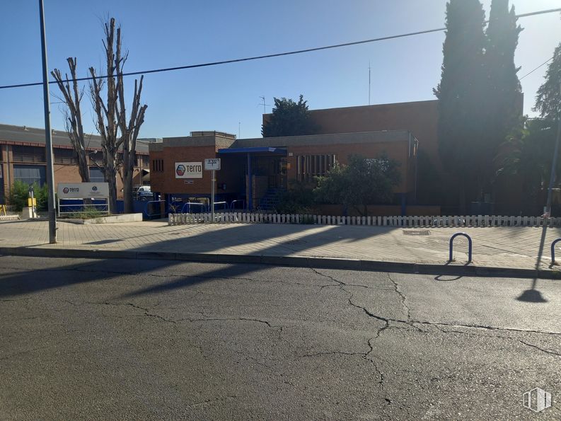 Oficina en alquiler en Calle Tierra de Barros, Coslada, Madrid, 28820 con edificio, cielo, ventana, superficie de la carretera, asfalto, árbol, luz solar, planta, casa y vía pública alrededor