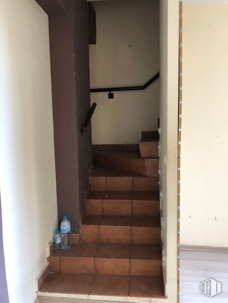 Local en alquiler en Barrio del Pilar, Fuencarral - El Pardo, Madrid, 28029 con edificio, madera, escaleras, casa, piso, accesorio, pavimentos, madera, pintura y techo alrededor