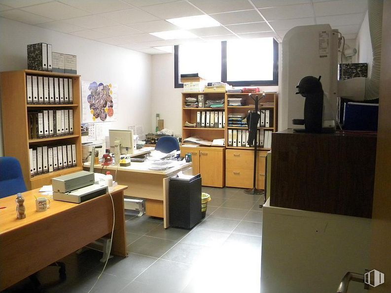 Retail for sale at Zona Centro de Azuqueca de Henares, Azuqueca de Henares, Guadalajara, 19200 with bookcase, table, furniture, property, shelf, shelving, chair, desk, lighting and book around