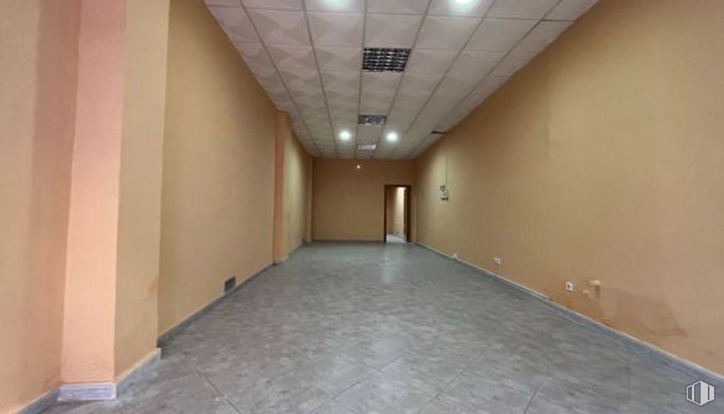 Retail for rent at Calle Ángel Alcazar, 8, Talavera de la Reina, Toledo, 45600 with hall, fixture, building, flooring, ceiling, symmetry, concrete, wood, city and daylighting around