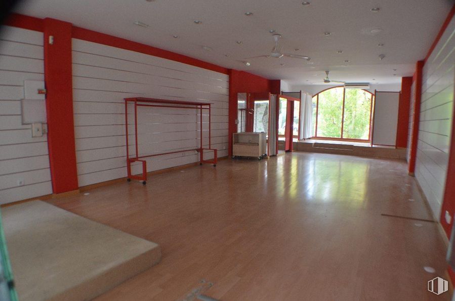 Retail for sale at C.C. BurgoCentro II, Zona Burgo - Parque París, Las Rozas de Madrid, Madrid, 28230 with window, furniture, property, wood, hall, floor, fixture, building, flooring and real estate around