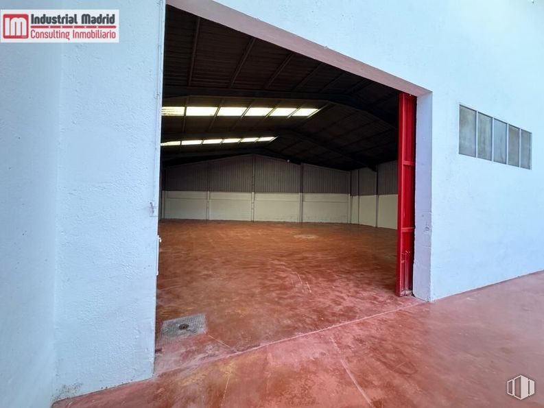 Industrial for sale at Polígono Industrial Las Monjas, Arganda del Rey, Madrid, 28500 with window, fixture, wood, shade, composite material, flooring, asphalt, tints and shades, road surface and rectangle around