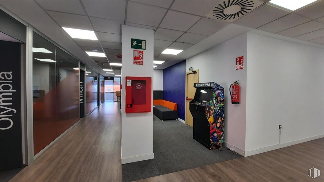 Office for rent at Zona Méndez Álvaro, Arganzuela, Madrid, 28045 with lighting, interior design, floor, flooring, ceiling, automotive design, fixture, gas, hall and room around